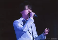 【中古】生写真(男性) 長江崚行(フレッド・ポーロック)/横型・ライブフォト/Blu-ray「ミュージカル 憂国のモリアーティ コンサート」特設サイト早期予約特典舞台写真