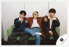 【中古】生写真(ジャニーズ) Travis Japan/宮近海斗・中村海人・松倉海斗/横型・膝上/「虎者 NINJAPAN 2021」グッズオフショット/公式生写真