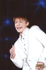 【中古】生写真(ジャニーズ) Mr.King vs Mr.Prince/岸優太/ライブフォト・バストアップ・衣装白・右手曲げ・左手腹・体斜め・目線左・2Lサイズ/JOHNNYS’ Future WORLD