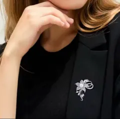 パールがきらめく花のブローチ　上品で華やかなビジューアクセサリー  シルバー