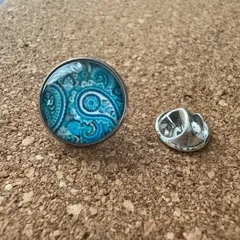 p254　【清涼を纏う】アクア・ペイズリー ラペルピン　ピンバッジ