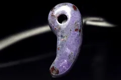 【１点物】癒やしのお守り◇高発色 スギライト(杉石)　23x10mm　勾玉 ルース パワーストーン 天然石 _PC7643