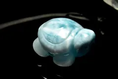 【１点物】縁起物◇癒やしの石 ラリマー　22x17mm　海亀彫刻 置物 パワーストーン 天然石 _PC7615