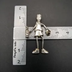 ドリンクを手にするスポーツ選手 ヴィンテージ ゆらゆら チャーム シルバートーン キャラクター性 レトロ キュート ペンダントヘッド Y23-L