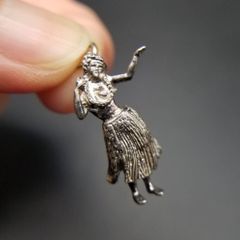 中古 シルバーカラー 中世風 擬人化 犬の形の金属製チャーム 薄い 軽い