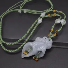 J236 翡翠? ヒスイ? ネックレス 花彫刻 紐 デザイン アンティーク