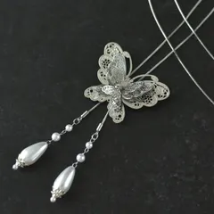 薄氷の羽音｜銀の蝶が希望を紡ぐ幻想のループタイネックレス／バタフライ シルバー パール 首飾り ロングネックレス