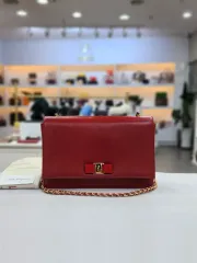 フェラガモ ルージュ カーフ ヴァラ ゴールド金具 ショルダーバッグ 21E481