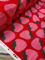 2m 新柄日本製　いちご　赤地　オックス　生地
