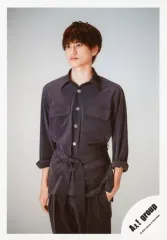 【中古】生写真(ジャニーズ) Aぇ! group/小島健/膝上・衣装グレー・両手下・左向き・口閉じ/「僕らAぇ! groupがbrakeしそうですねん?!」グッズオフショット/公式生写真
