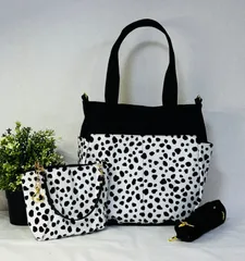 【裁縫ストア・ボヌール】大人かわいい　ダルメシアン柄　サイドポケット付き丸底トートバック(ファスナー付き) ポケットいっぱい　ポーチ　ハンドバッグ　ショルダーバッグ　ハンドメイド　ショルダーストラップ付き　ゴージャス  / №500-688