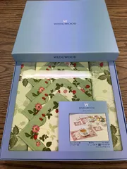WEDGWOOD 『ワイルドストロベリー』ティーマット2枚＆コースター4枚　ギフトセット