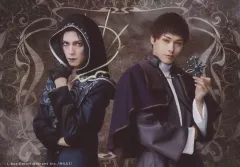 【中古】生写真(男性) 輝馬(ガイ)・稲垣成弥(伏見臣)/横型・上半身・キャラクターショット/「MANKAI STAGE『A3!』ACT3! 2025」ランダムブロマイド 劇中劇ショット 第七回ミックス公演『永久(とわ)に囚われた悪魔。』ver.