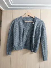 ケーブル編みニットカーディガン グレー