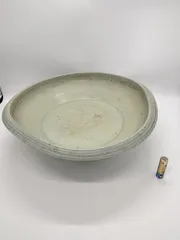花器 大型皿 うぐいす色 円形 渦巻き状 櫛目模様 花台 窯 工房 池坊 フラワーベース 水盤 華道具 花瓶 変形 シンプル 生花 華道 磁器製 手作り アンティーク レア レトロ インテリア ビンテージ 昭和  24428四つ葉[YT00561]