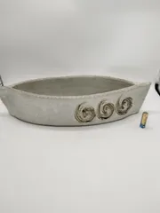 花器 大型皿 白色 菱形に近い楕円形 渦巻き 櫛目模様 花台 窯 工房 池坊 フラワーベース 水盤 華道具 花瓶 変形 シンプル 生花 華道 磁器製 手作り アンティーク レア レトロ インテリア ビンテージ 昭和  のの字 24428四つ葉[YT00562]