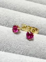 18 Kコーティング　合成ルビー AAA コランダム ハートシェイプ4mm ピアス（サージカルステンレス）