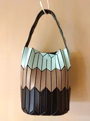 極美品　激レア　バオバオ ショルダーバッグ　BAOBAO イッセイミヤケ バオ バオ イッセイ ミヤケ、日没前後の幻想的な空の色を