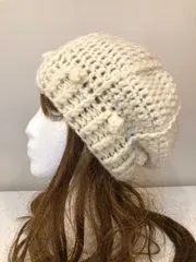 ハンドメイド　ドット付き　クリーム色　ビーニー　ベレー帽　ニット帽