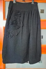 黒い花装飾 ウール ロング丈スカート 55 (ほぼ新品)