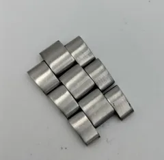 ・中古品 腕時計 部品 セイコー クロノグラフ 7T92-0CF0 ベルトの２コマ目〜４コマ目 ２段目から４段目　接続用のピン付き