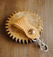 牛革キーホルダー　(手縫い)ベルトループキーホルダー・バスケット　　キーリング　アメカジ　ストリート　ハンドメイド　レザークラフト　牛革　ヌメ革　レザー　本革