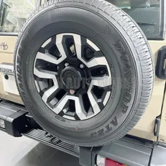 【海外トヨタ純正品】ランクル 70 スペア キャリア センターキャップ付き ブラケット 背面 タイヤ カバーレス 再再販 GDJ 76 新品未使用 送料無料