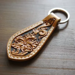 (手縫い)雫型キーホルダー・レザーカービング　ナチュラル　キーリング　アメカジ　ストリート　ハンドメイド　レザークラフト　牛革　ヌメ革　レザー　本革