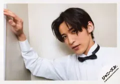 【中古】生写真(ジャニーズ) Snow Man/目黒蓮/横型・バストアップ・衣装白・右手壁・左向き・口半開き・背景白/「ジャニーズJr.8・8祭り～東京ドームから始まる～」グッズオフショット/公式生写真