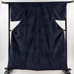 結城紬 身丈163cm 裄丈66cm M 袷 はたおり娘 奥順 証紙 唐草 草花 濃紺 正絹 逸品 【中古】