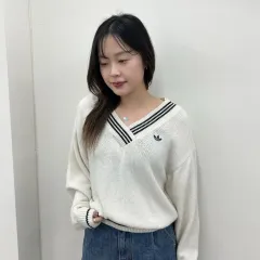 13398 - アディダス Vネック ニット