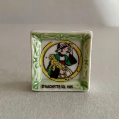 民族衣装の女性と犬のフェーブ　※デカール剥がれあり／Hachette 1995／フランス雑貨／陶器ミニチュア／ブロカント／ヴィンテージ／蚤の市／幸運の小さな陶器