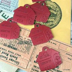 628・R-2044　ヴィンテージ　1975年　dog license 　犬小屋　赤　アルミ製 ドッグタグ  ヴィンテージタグ　ヴィンテージ 　レア　アクセサリー　首飾り　キーホルダー　ナンバータグ　アメリカタグ　アメリカ雑貨　直輸入