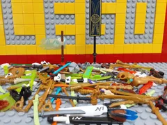☆ニンジャゴー☆ レゴ ミニフィグ用小物 大量100個 刀 手裏剣 杖 ソード 刀差し 旗 など　武器 忍者 侍 戦国時代