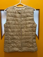 A【A22-21】◇ UNIQLO サイズS ULTRA LIGHT DOWN ベスト　ベージュ　レディース