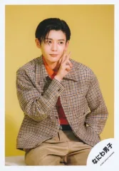 【中古】生写真(ジャニーズ) なにわ男子/長尾謙杜/膝上/「なにわ男子 LIVE TOUR 2023 ’POPMALL’」グッズオフショット/公式生写真