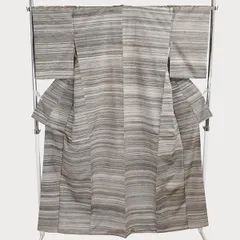 着物 正絹 女性 紬 小紋 袷きもの ダークグレー オフホワイト 横縞 身丈167cm 絹100％ 普段着 お稽古 着付け 観劇 和装  5XK040 【送料無料】【中古】【レディース】202511