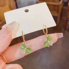 キラキラ クローバーモチーフのフープイヤリング グリーン
