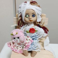 ホラーで病み！暗闇で目が光るヤミかわいいお人形 ミニドール付き