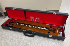 琴伝流 大正琴 木目調 ハードケース付き 希少品】琴伝流 ベース 電気大正琴 松風 ハードケース付 動作OK - メルカリ