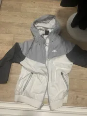 ナイキ ウィンドランナー 出品