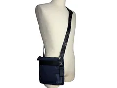 本物保証 イタリア直輸入 送料無料 国内即発送 アルマーニ エクスチェンジ 952643 4R837 10739 MESSENGER ロゴパッチ付き ネイビー系 ナイロン マチ無し スモール メッセンジャーバッグ クロスボディーバッグ 斜め掛けショルダーバッグ