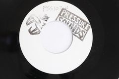 新品未開封】EPIC Elvis オレンジYellow 2LP - メルカリ