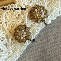 04910ヴィンテージ お花とパールの華やかイヤリング
