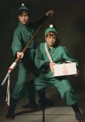 【中古】生写真(男性) 松田岳(潮江文次郎)・椎名鯛造(善法寺伊作)/全身・衣装緑・椎名両手救急箱・松田両手槍・背景黒・キャラクターショット/ミュージカル「忍たま乱太郎」 第三弾「山賊砦に潜入せよ」 
