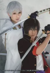 【中古】生写真(男性) 岡宮来夢(鶴丸国永)・牧島輝(大倶利伽羅)/キャラクターショット/Blu-ray・DVD「ミュージカル「刀剣乱舞」鶴丸国永 大倶利伽羅 双騎出陣-春風桃李巵-」DMM.com公式通販サイト予約特典撮り下ろし写真(戦闘ver.)