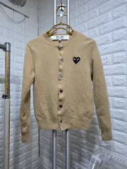 コム・デ・ギャルソン PLAY ブラックワッペン カーディガン ベージュ