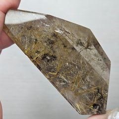 極上品 レインボー入り ゴールドルチルクォーツ フリーフォーム - メルカリ
