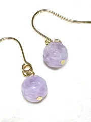 2月の誕生石　‼️ ８ミリ　シンプルピアス　ラベンダーアメジストピアス　フラワー彫刻入り　ステンレス316使用　‼️