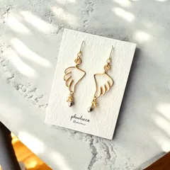 羽根とクリスタルパールのピアス／イヤリング（ゴールドベージュ）